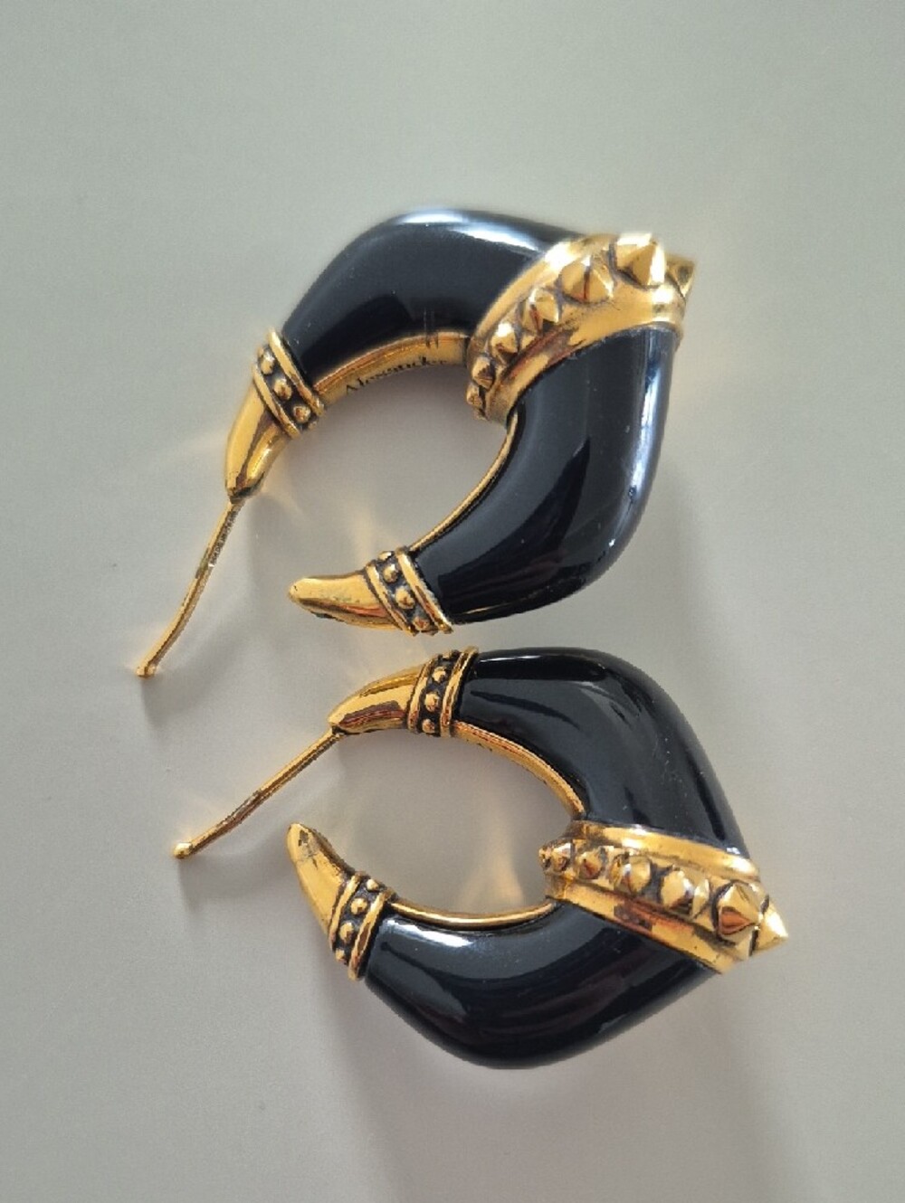 Alexander McQueen Gold and Black Horn Hoop Earrings - Picture 13 of 16